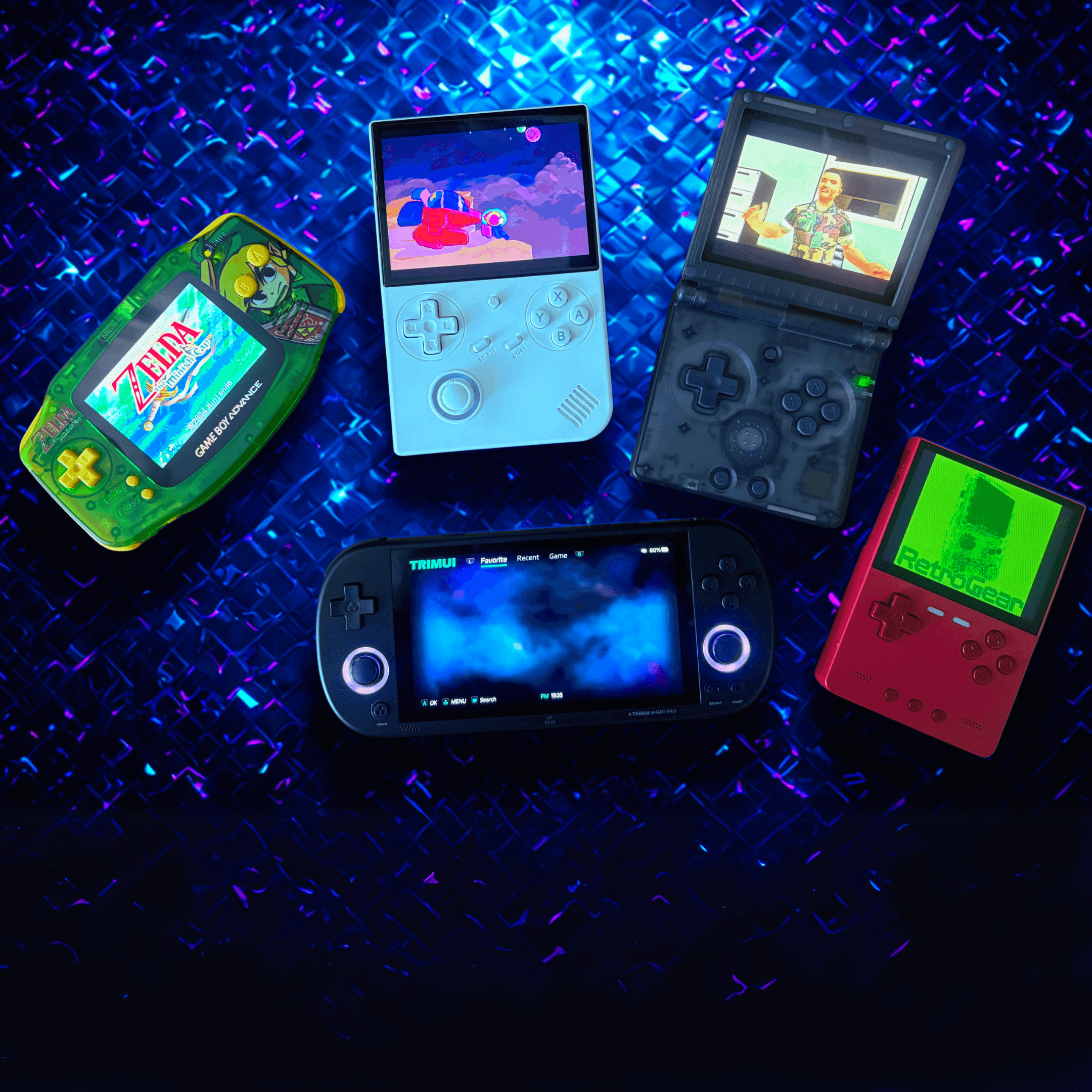 Fem ulike bærbare spillkonsoller på en blå bakgrunn, blant annet en Game Boy Advance, moderne handhelds og en TrimUI Brick.